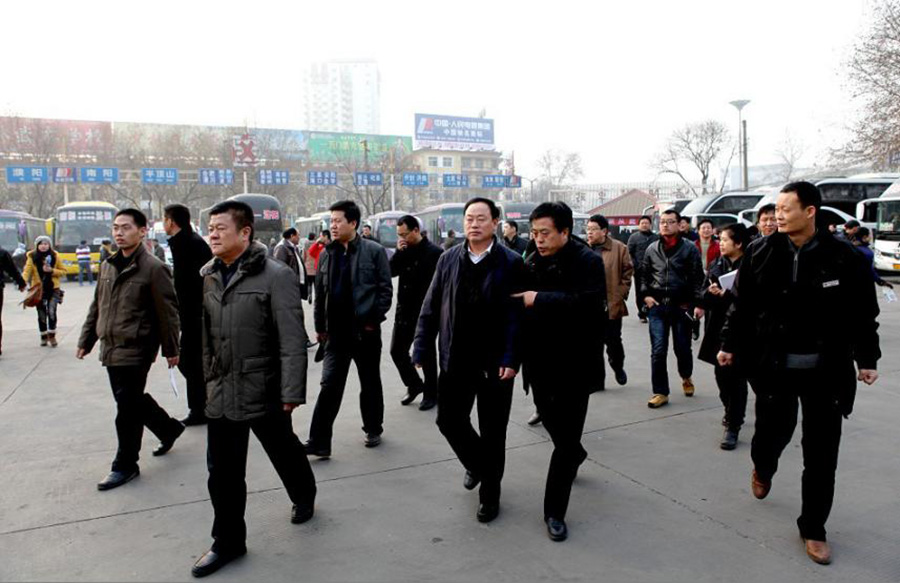 2012年1月12日，洛阳市政府副市长宋殿宇（右三）到洛阳汽车站检查春运工作。